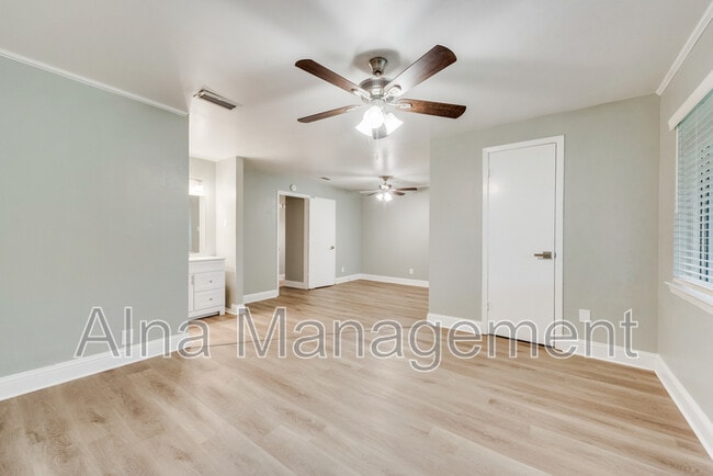 Building Photo - 4 Eastlane Pl