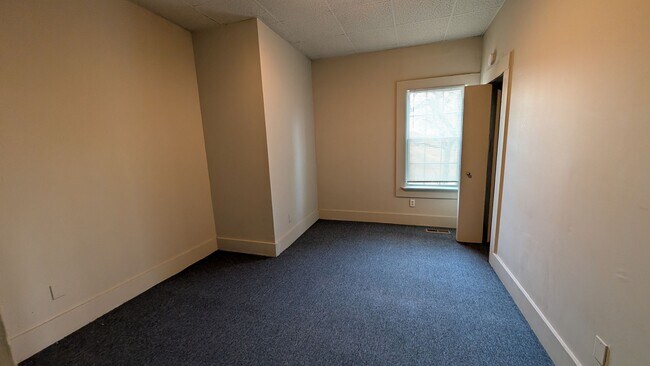 Building Photo - 3BR/1BA -- Deck, Separate Dining Room, In-Unit Laundry