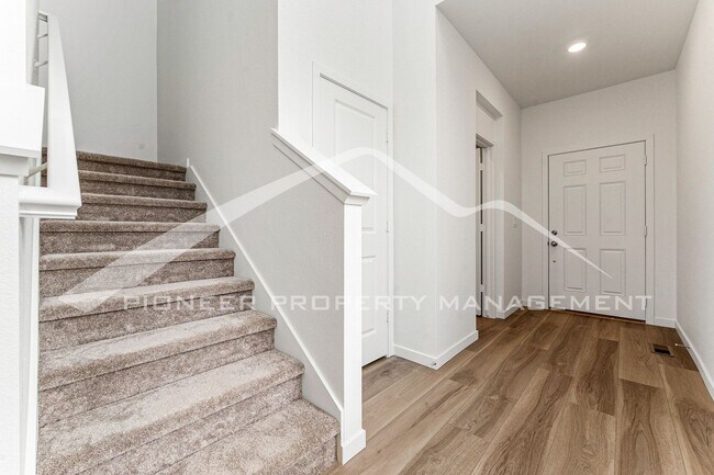 Building Photo - Charming Townhouse with Washer/Dryer and Garage