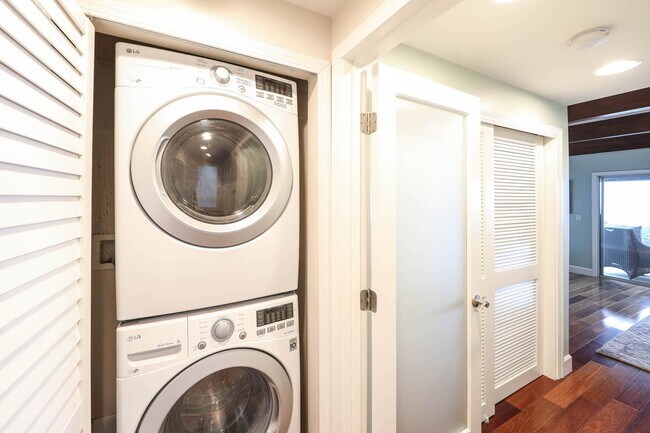 Building Photo - Gorgeous Contemporary Hilltop Laguna Beach Home - PANORAMIC OCEAN & CATALINA VIEWS!