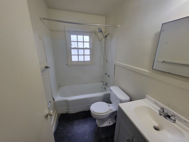 Building Photo - 2 Bedroom 1 Bathroom Duplex!