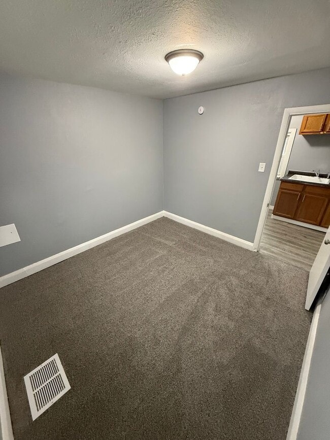 Building Photo - Cute 2 Bedroom Home with Large yard!