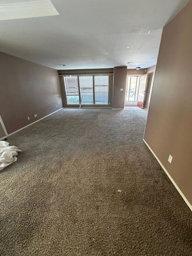 Building Photo - This charming single story 3 bedroom, 2 bath home with the convenience and an unbeatable location.