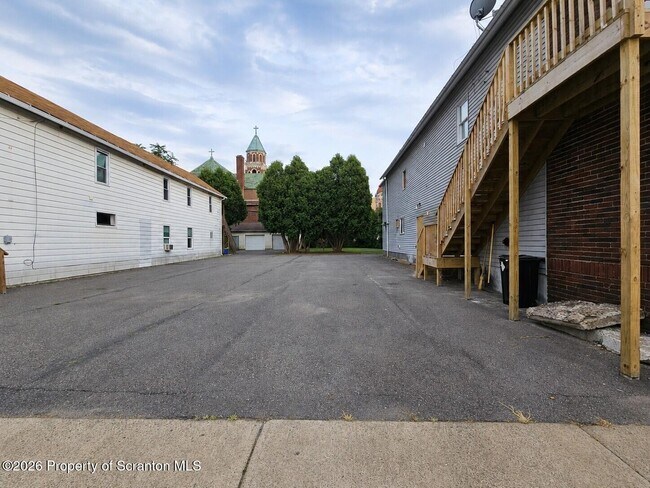 Building Photo - 119 N River St