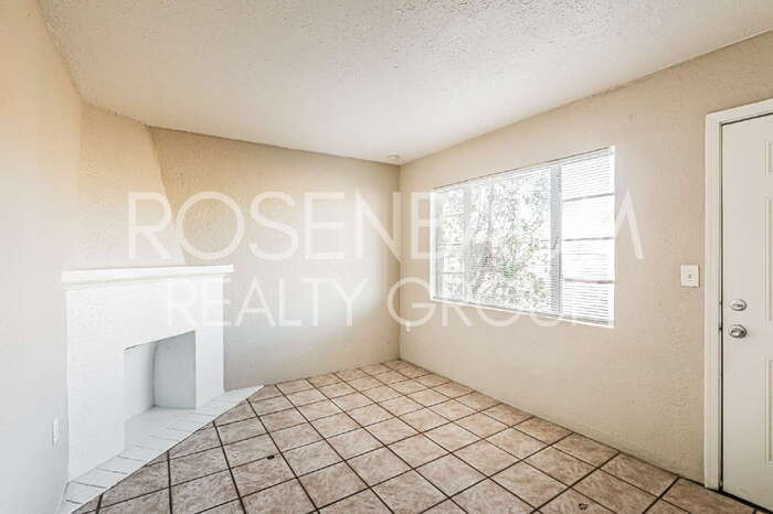 Building Photo - 302 W Flores St