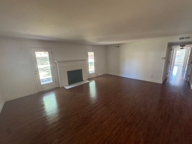 Building Photo - Spacious Well Kept Condo in West County (B...