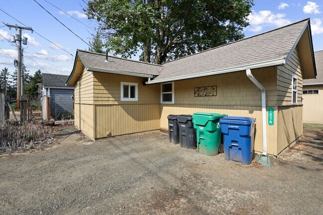 Building Photo - Fantastic location, move in ready! 1 bed, one bath, HUGE kitchen!
