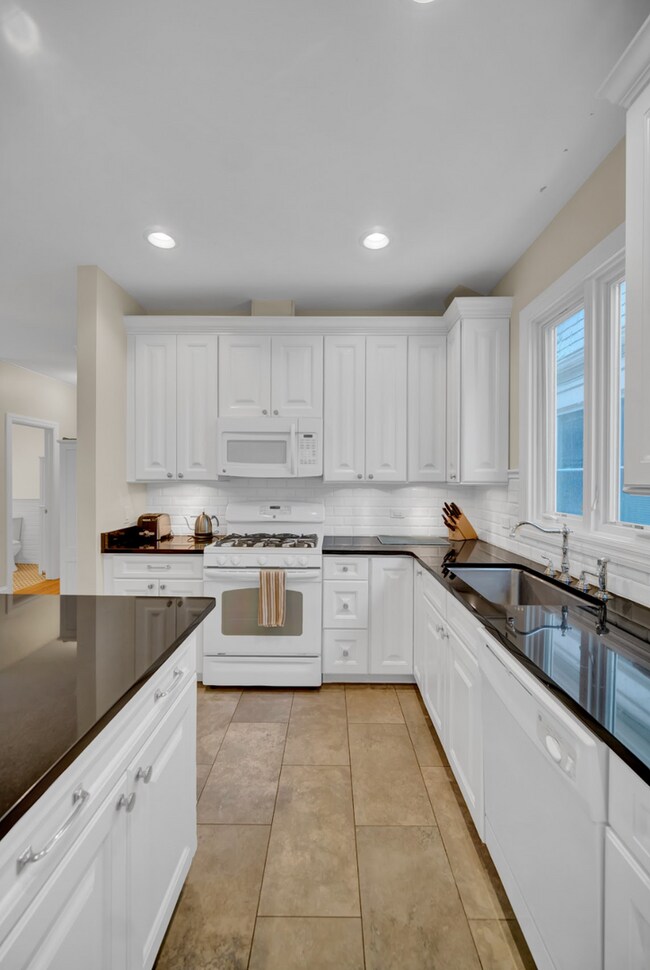 Building Photo - 823 Hamlin St