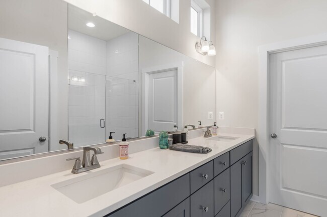 Building Photo - 31080 Silver Maple Dr