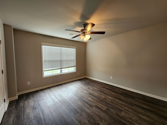 Building Photo - 5 Bedroom 3 Bath 2 Car Garage in Forsyth C...