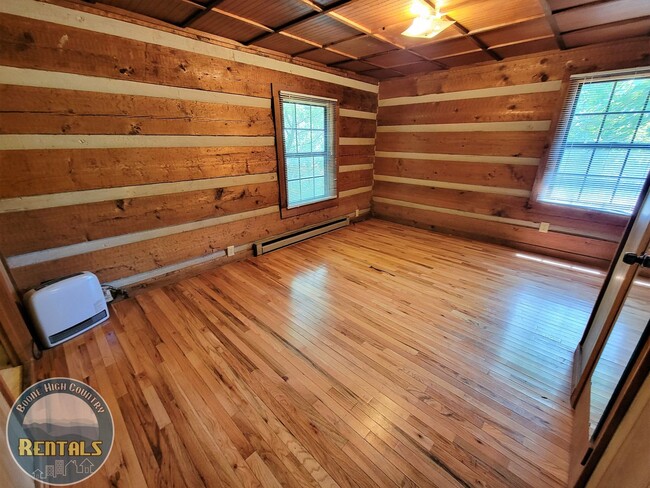 Building Photo - 3bd Log Home Close to Town