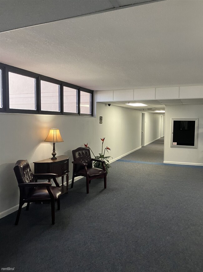 Building Photo - 1 br, 1 bath Condo - 21405 Olean Boulevard...