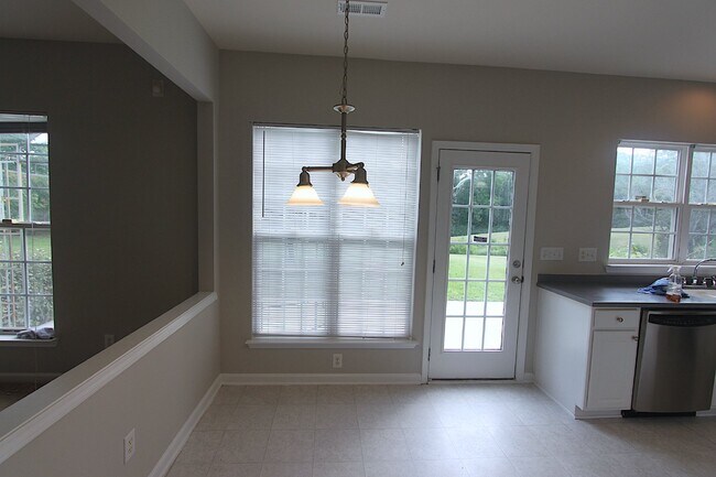 Building Photo - Well maintained 4 bedroom home with a golf course view!