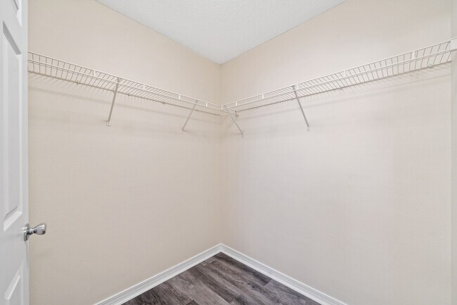 Building Photo - 2520 E Ashford Park Dr