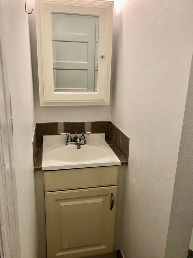 Building Photo - Cozy Nob Hill 1bd - Walk Everywhere! Gas Fireplace, Bonus Storage, Most Utilities Included!