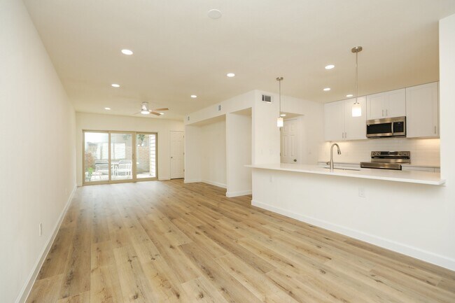 Building Photo - 2050 Augusta Dr