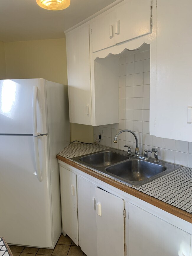 Building Photo - 628 37th St