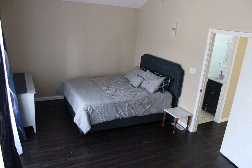 Primary bedroom - 1801 W 47th St