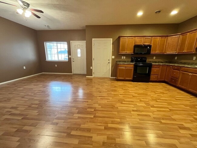 Building Photo - 2 Bedroom Twinhome For Rent in Lennox, SD!!