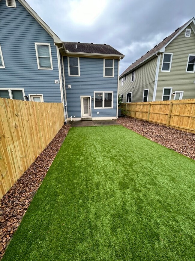 Building Photo - 3 bed 2.5 bath in Germantown, 1 Car Garage, Fenced Yard