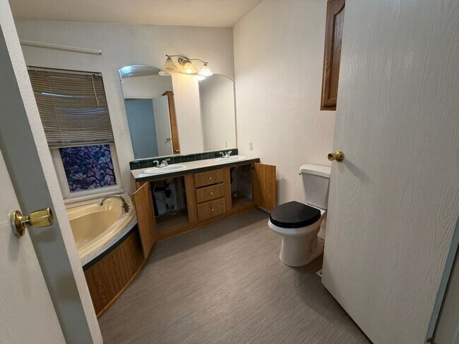 Building Photo - Large 3 Bedroom with Shop