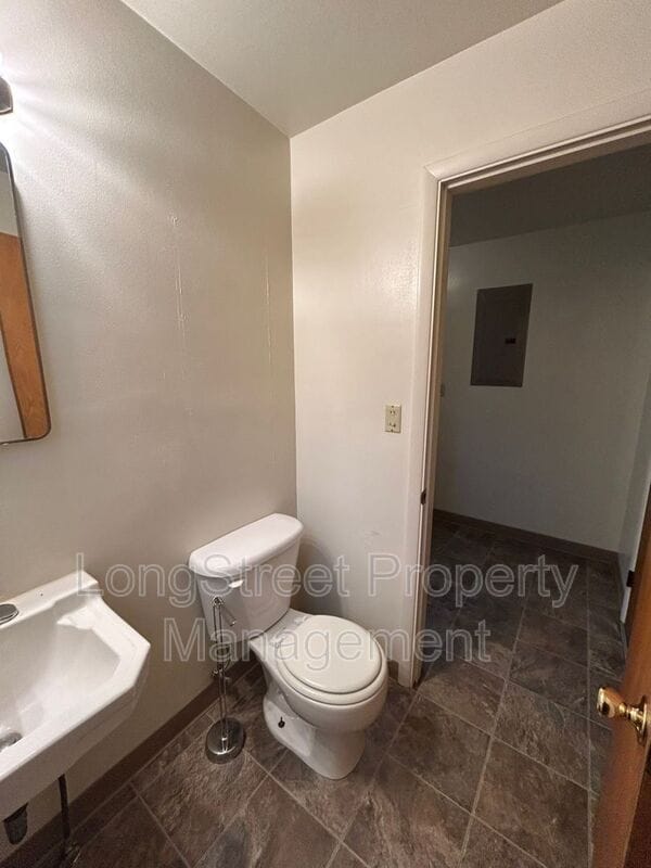 Building Photo - 1930 NW Kings Blvd