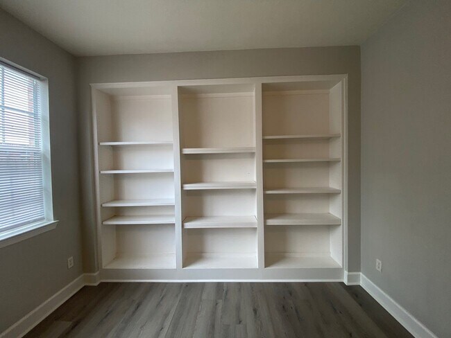 Building Photo - 1803 Red Bud Ln