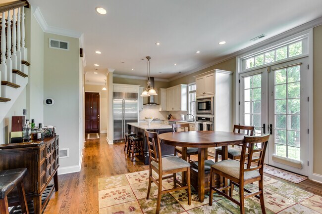 Building Photo - 932 Westmoor Rd