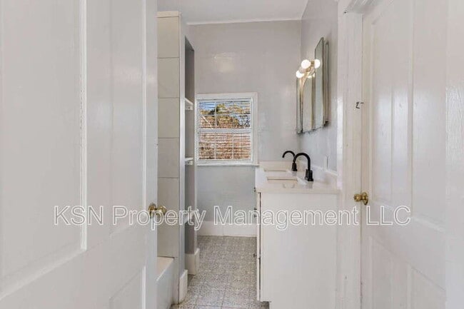 Building Photo - 1921 Reynolds St