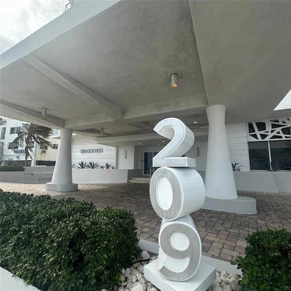 Building Photo - 209 N Fort Lauderdale Beach Blvd