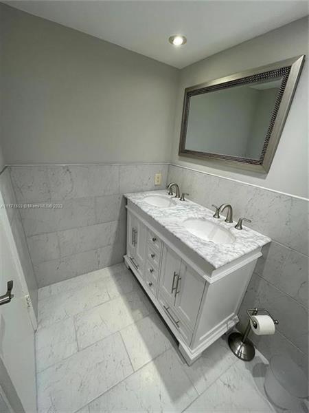 Building Photo - 3100 N Palm Aire Dr