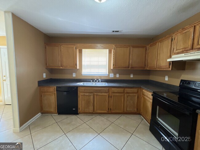 Building Photo - 260 Village Dr