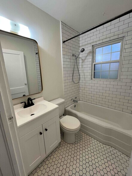 Building Photo - 44 Axley St