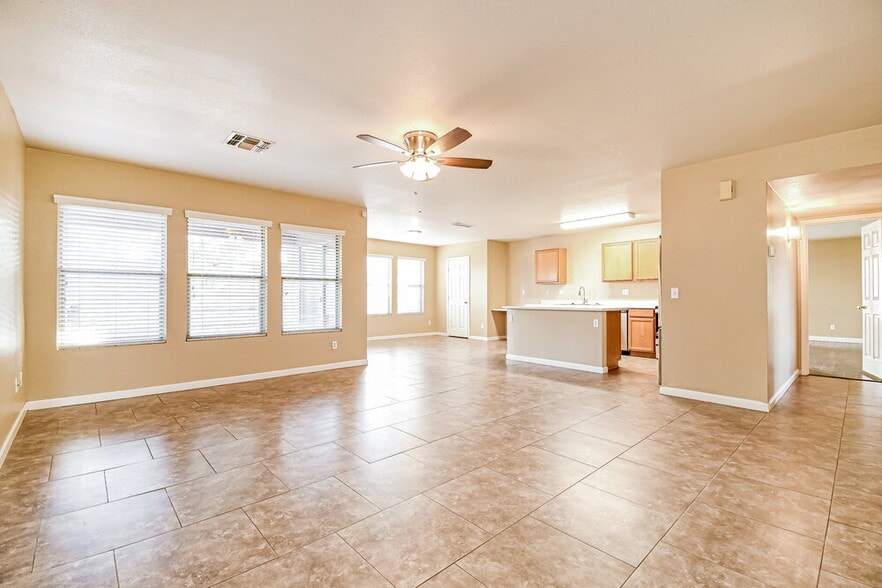 Building Photo - 775 W Aviary Way