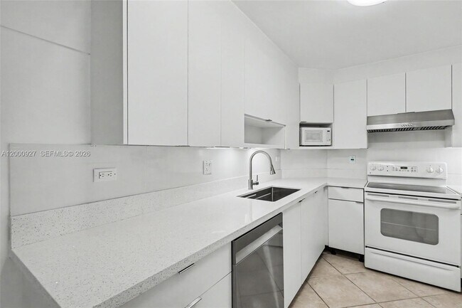 Building Photo - 500 Bayview Dr