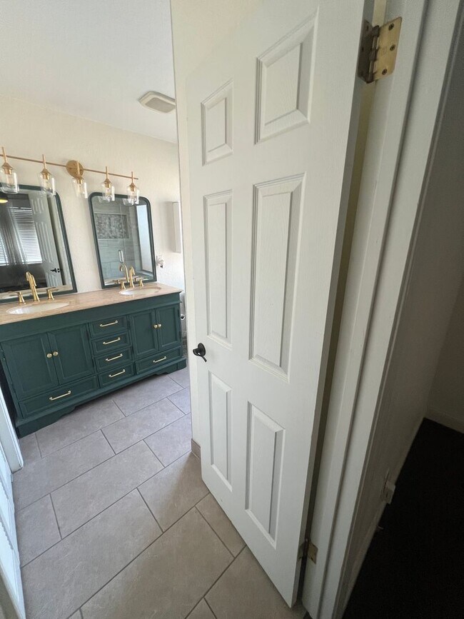 Building Photo - 3 bedroom, 2 bathroom, 1447 Sq Ft