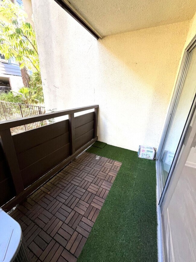 Building Photo - ****MOVE-IN SPECIAL: $500 OFF SECOND MONTH'S RENT****CHARMING 1BD/ 1BA AVAILABLE IN MISSION VALLEY!!