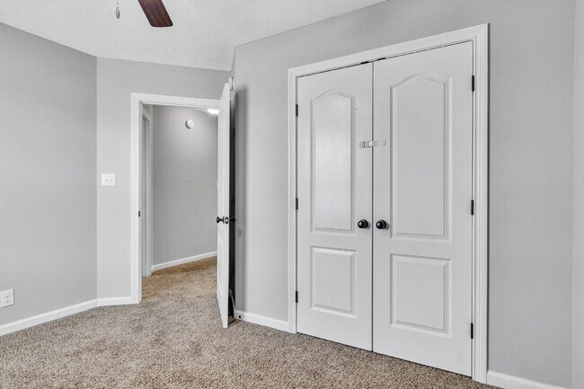 Building Photo - 3 bedroom home with fenced in backyard clo...