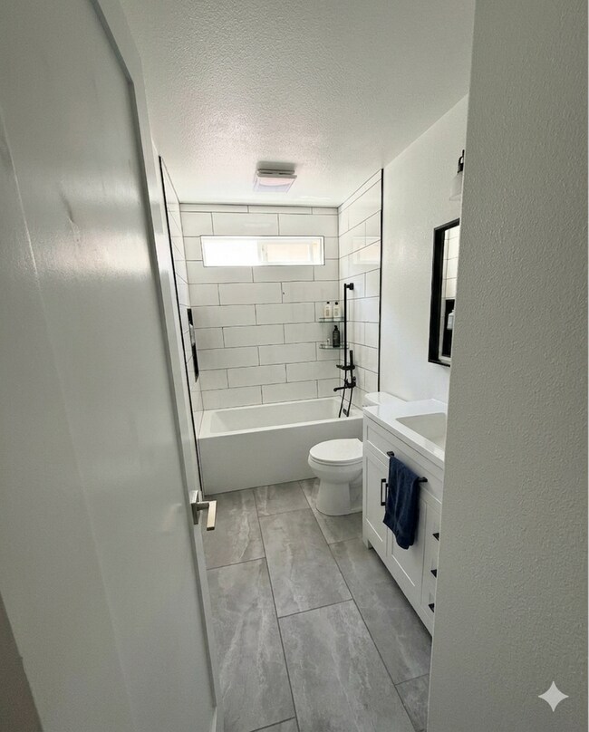 Building Photo - CHARMING & STRESS-FREE LIVING IN NORTHWEST MERIDIAN