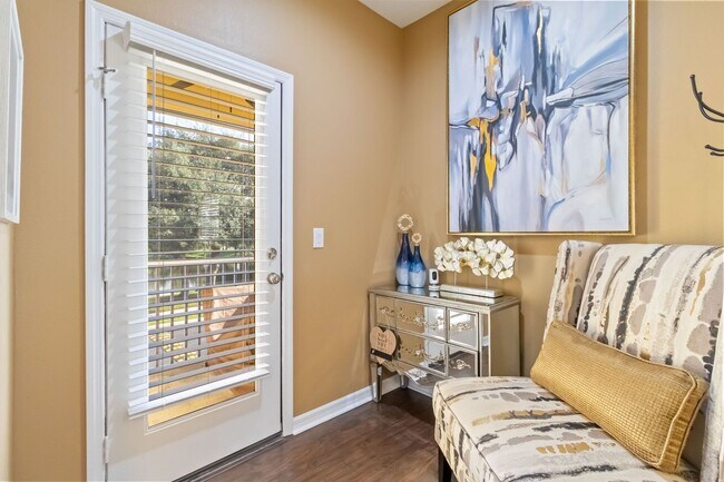 Building Photo - Exquisite & Breathtaking 2 Bedroom 2 Bath Condo Fully Furnished