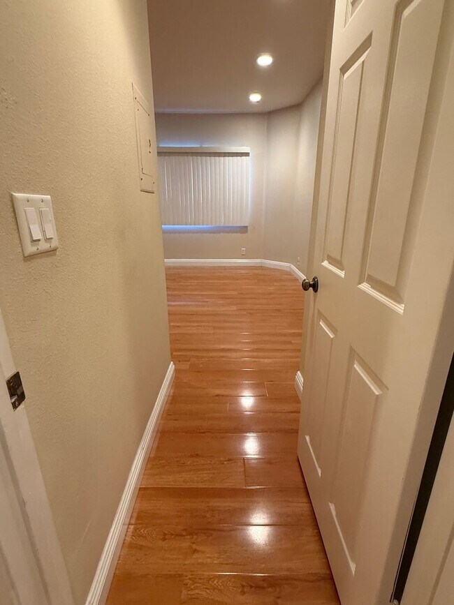 Building Photo - 1 Bed / 1 Bath Gem