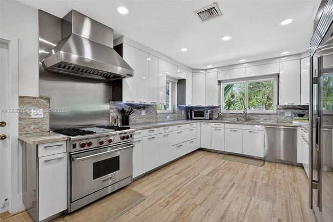 Building Photo - 3258 Riviera Dr