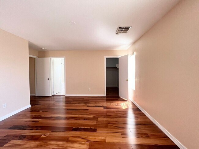 Building Photo - 5717 W Dewey Dr