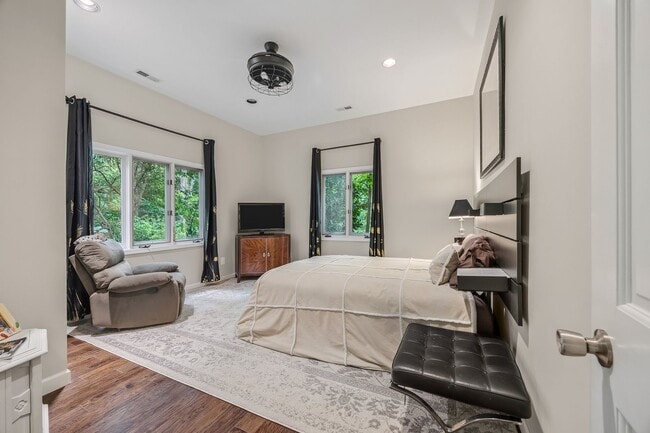 Building Photo - Gorgeous, Fully furnished 3 Bed 3.5 bath h...