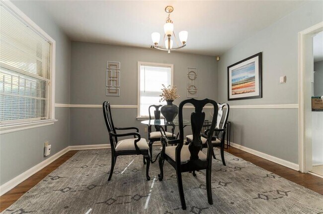 Building Photo - 547 Westmeath Dr SW