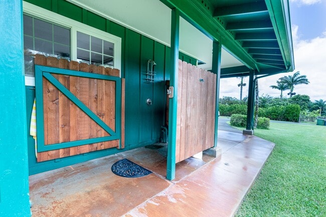 Building Photo - Estate on 1 acre 3 bedroom 2.5 baths and attached 2 car garage