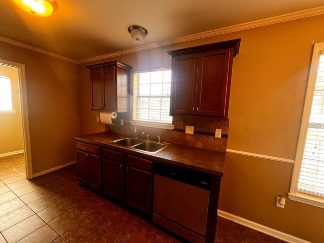 Building Photo - 3/2 in Sherwood