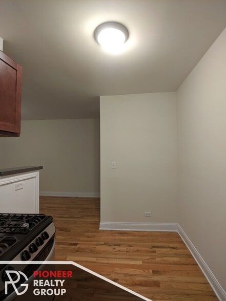 Building Photo - 546 W Wellington Ave