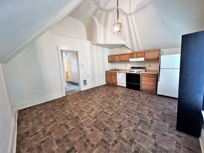 Building Photo - 915 W 4th Ave