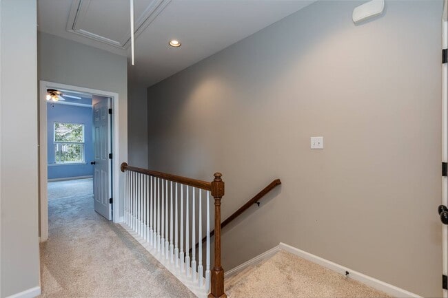 Building Photo - GORGEOUS Well maintained Two Bedroom Townhome!